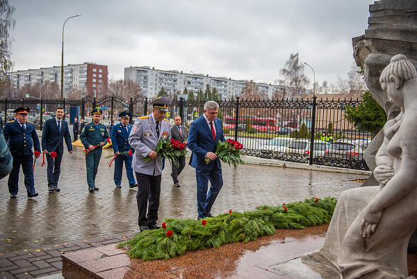 Яр Чаллы шәһәре Хакиме Наил Мәһдиев Эчке эшләр министрлыгы хезмәткәрләрен һөнәри бәйрәмнәре белән котлады