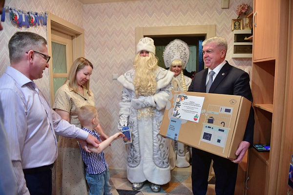 Наиль Магдеев вручил подарки ребенку с инвалидностью