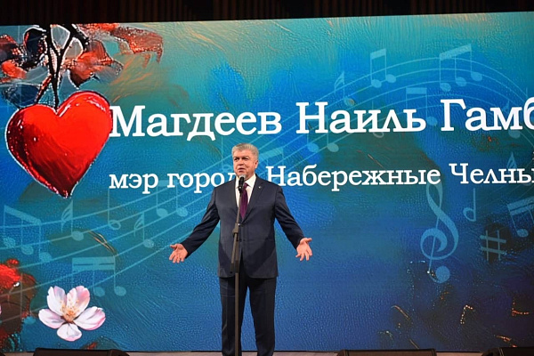 Наил Мәһдиев чаллы хатын-кызларын бәйрәм белән котлады