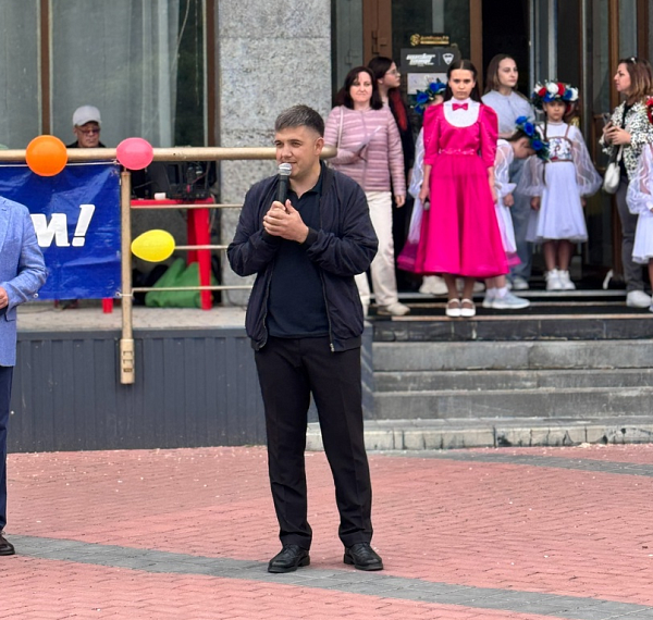 Глава Центрального района поздравил маленьких челнинцев с началом каникул