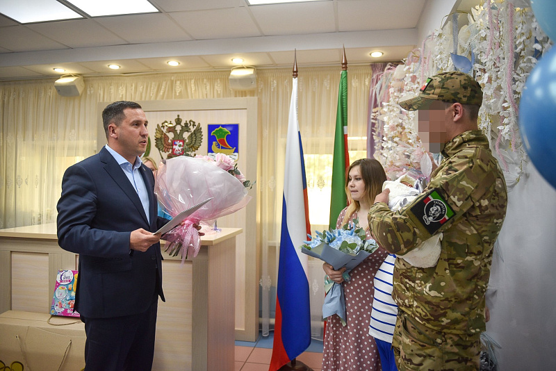 Фарид Салахов поздравил военнослужащего с рождением наследника