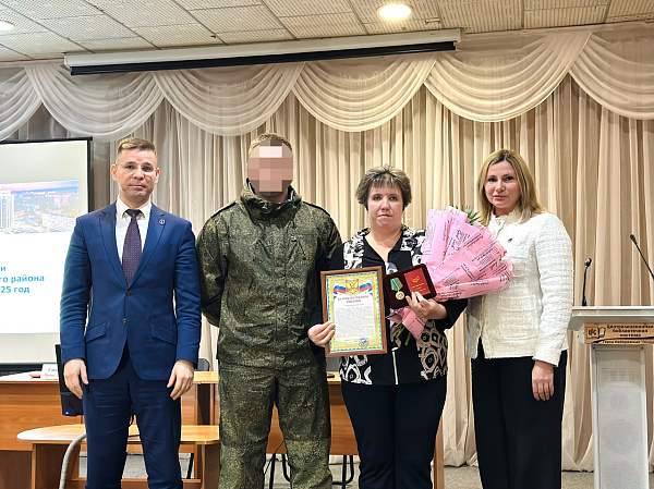 Чаллы волонтёрларын хәрби хезмәткәрләр бүләкләде