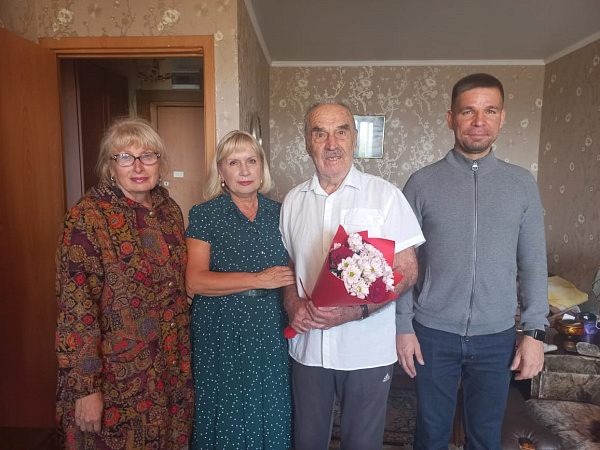 Журавель отмечает юбилей