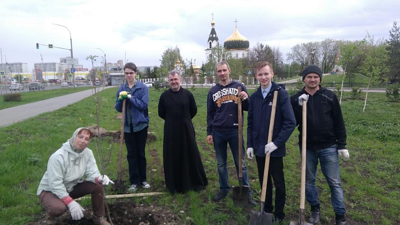 В Набережных Челнах высажено более трех тысяч зеленых насаждений
