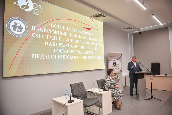 "Мәктәп-көч үзәге": Наил Мәһдиев Яр Чаллы дәүләт педагогия университеты студентлары белән очрашты