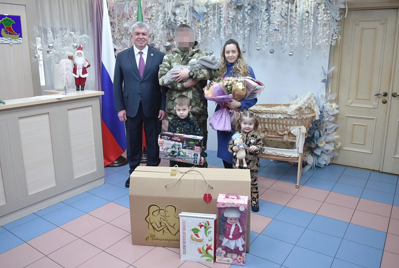 Наиль Магдеев поздравил семью бойца с рождением сына
