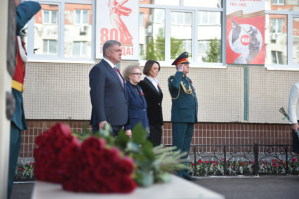 Наиль Магдеев открыл в школе №56 бюст Героя России Сергея Чебнева
