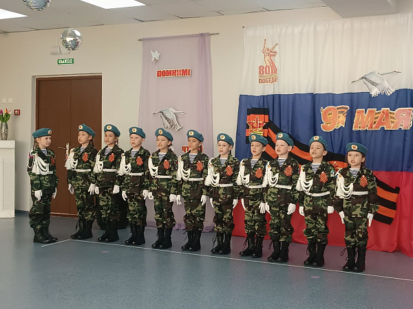 Чаллы балалары Җиңү көне уңаеннан строй һәм җыр конкурсында катнашты