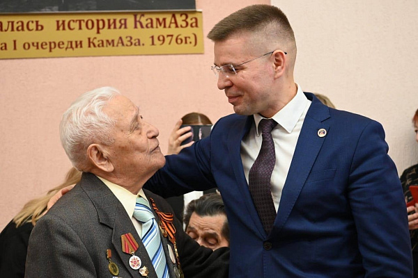 23 ветеранам Комсомольского района торжественно вручили медали Победы