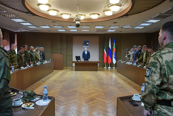 Наил Мәһдиев кыска вакытлы ялга кайткан хәрбиләр белән очрашты