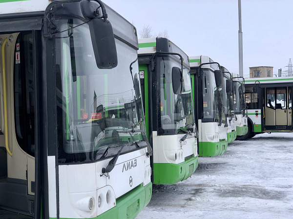 Наил Мәһдиев ЛиАЗ маркалы автобусларның маршрутларга чыгу әзерлеген тикшерде