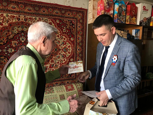 Ветеран Комсомольского района принимает поздравления
