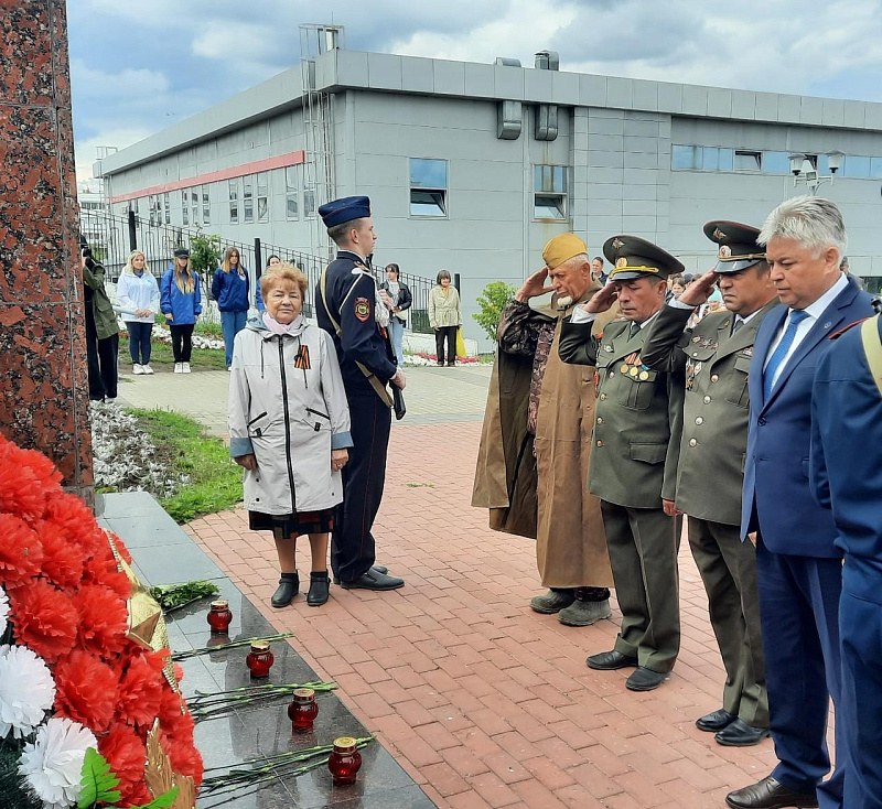 Челнинцы возложили цветы к обелиску Славы