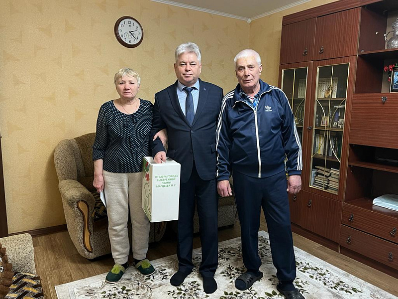 Семьям челнинских военнослужащих вручили продуктовые наборы