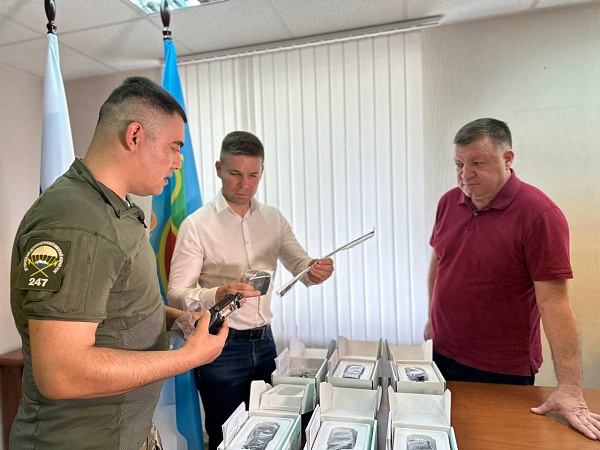 «Челны своих не бросают»: бойцу передали современные рации