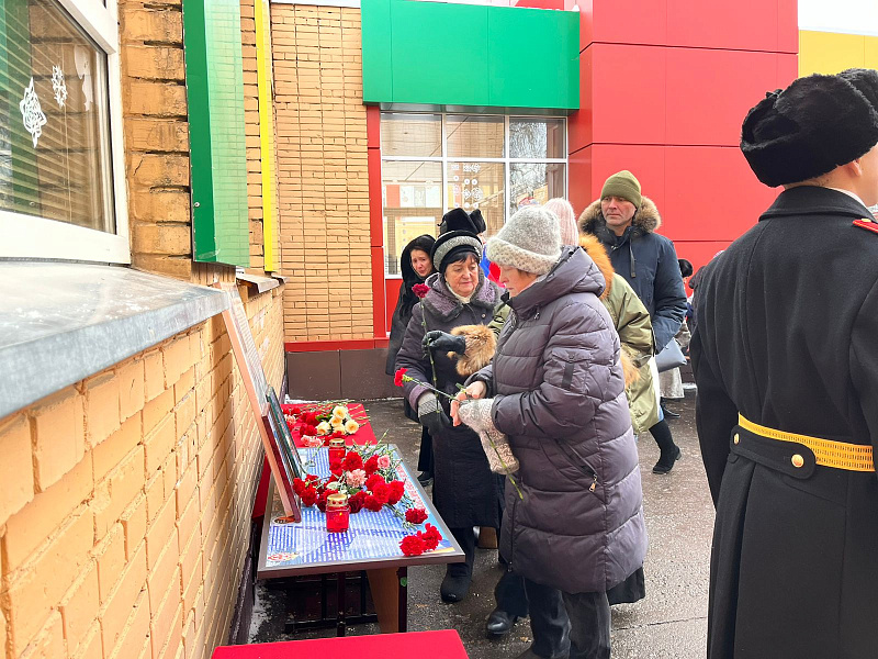 В челнинской школе появилась мемориальная табличка