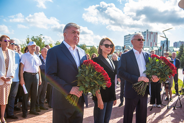 Наил Мәһдиев Лев Васильев һәйкәленә чәчәкләр салуда катнашты