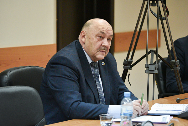 Челнинцы украшают город к Новому году
