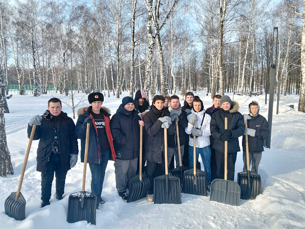 Студентлар һәм мәктәп укучылары җәмәгать урыннарында карны чистартты