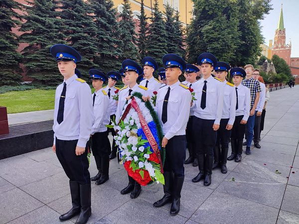 Челнинские кадеты возложили цветы к памятнику Неизвестному солдату