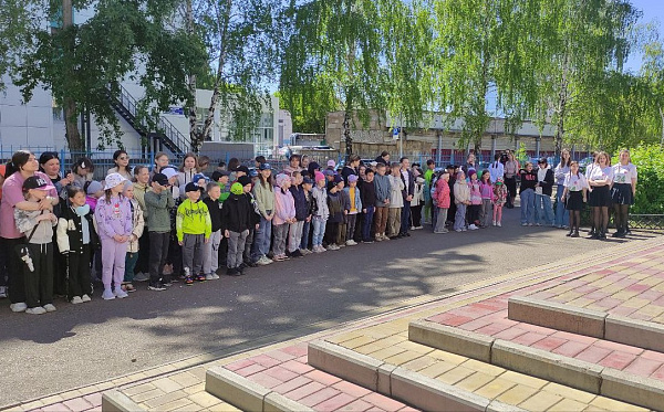 Молодые медики работают в пришкольном лагере Челнов