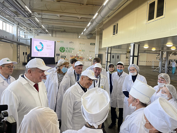 Татарстан Президенты сөт һәм икмәк-күмәч продукциясе җитештерү белән танышты