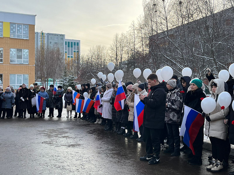 В челнинской школе появилась мемориальная табличка