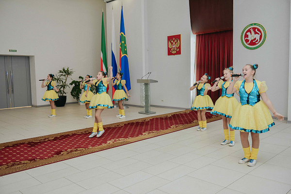 Яр Чаллыда мәгариф тармагы хезмәткәрләрен бүләкләделәр