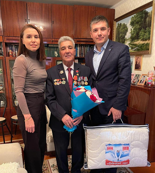 Герой туган көнен бәйрәм итә