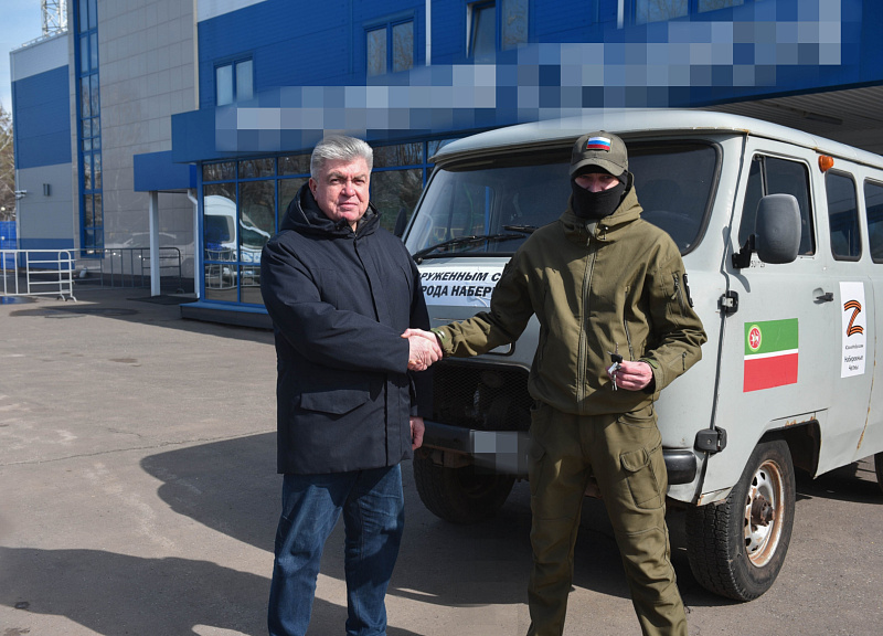 Челнинским военнослужащим мэр Наиль Магдеев вручил ключи от автомобиля УАЗ