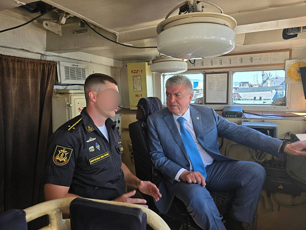 Наил Мәһдиев Кара диңгез флотында Чаллы диңгезчеләре белән очрашты