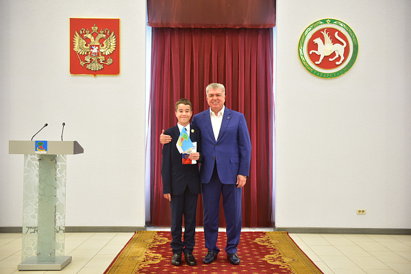 Наил Мәһдиев яшь чаллылыларга паспорт тапшырды