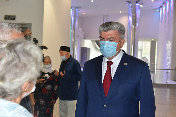 Мэр города Наиль Магдеев поздравил золотых юбиляров города