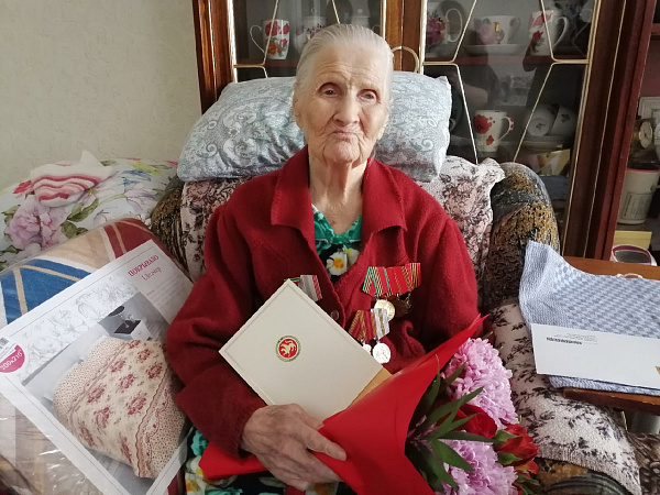 Ветеран Великой Отечественной войны принимает поздравления со 100-летним юбилеем