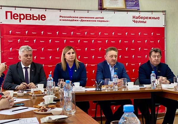 Челнинские депутаты высоко оценили работу местного отделения «Движения первых»