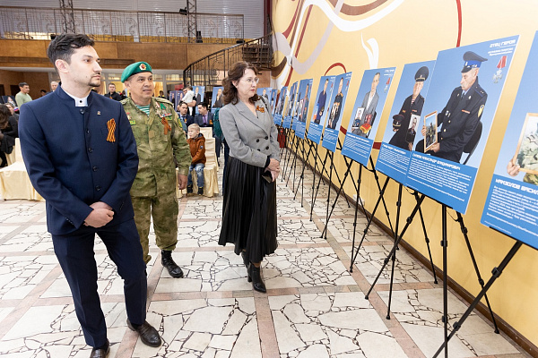 В ДК «КАМАЗ» открылась выставка «Отец героя»