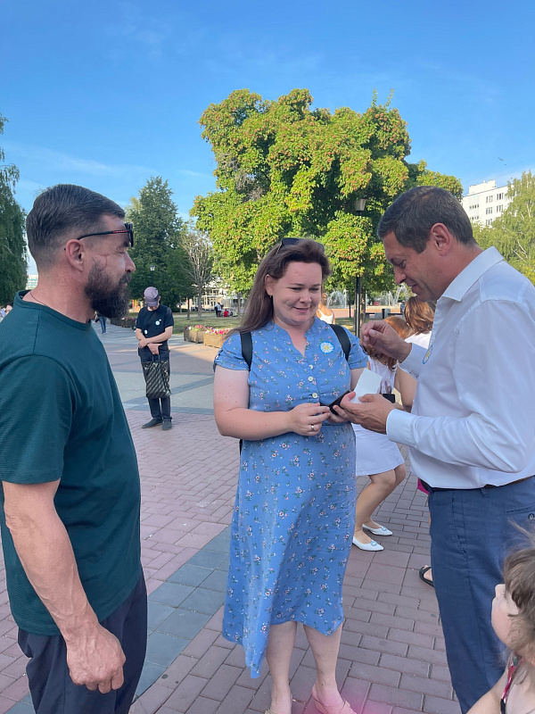 На бульваре Энтузиастов прошла акция по раздаче ромашек