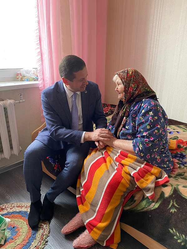 Ветераны принимают поздравления с Днем Победы