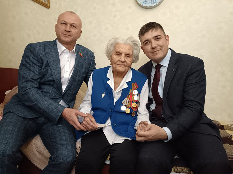 В Челнах продолжают поздравлять ветеранов ВОВ