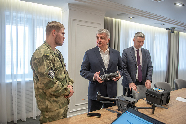 Наил Мәһдиев хәрби хезмәткәргә квадрокоптер тапшырды