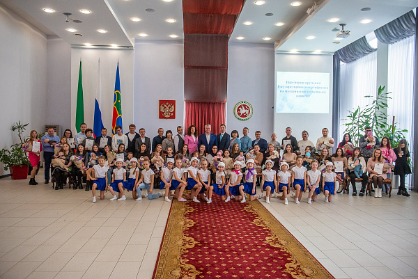 Яр Чаллы шәһәрендә ана (гаилә) капиталына сертификатлар тапшырылды