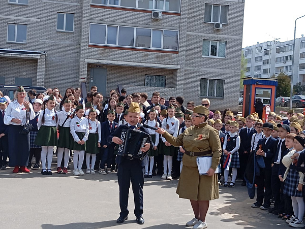 В челнинском дворе школьники спели песни для ветеранов
