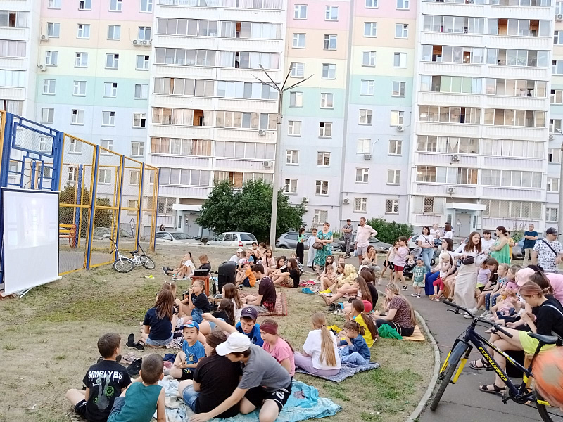 В Центральном районе продолжаются уличные показы мультфильмов