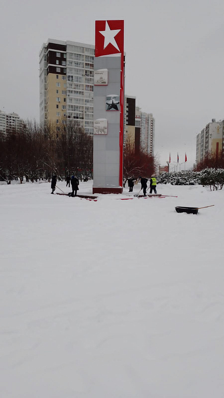 Школьники помогают убрать бульвары Челнов от снега