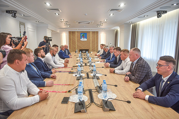 Наил Мәһдиев БРИКС уеннарында җиңүче спортчылар белән очрашты