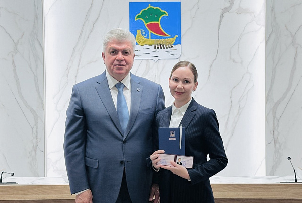 Наиль Магдеев вручил удостоверения новым сотрудникам