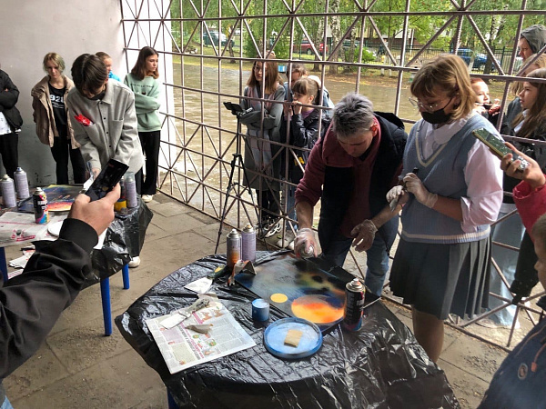Юных дизайнеров учат создавать картины в стиле «SPRAY ART»