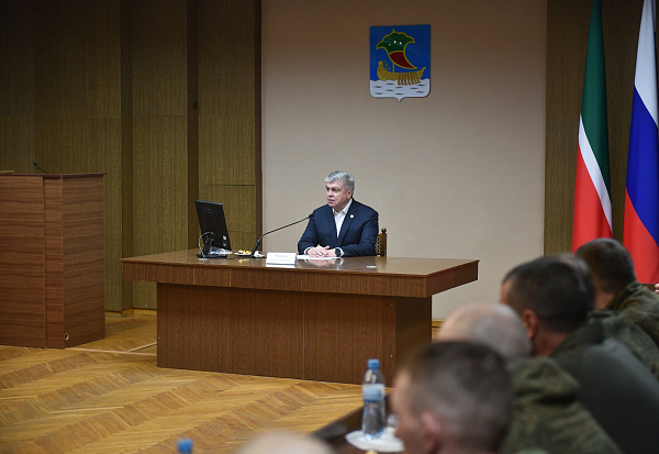 Челны своих не бросают: Наиль Магдеев встретился с военнослужащими