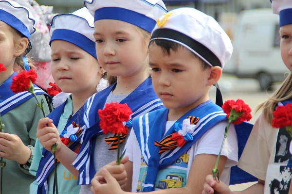 Юные челнинцы чтут подвиг ветеранов