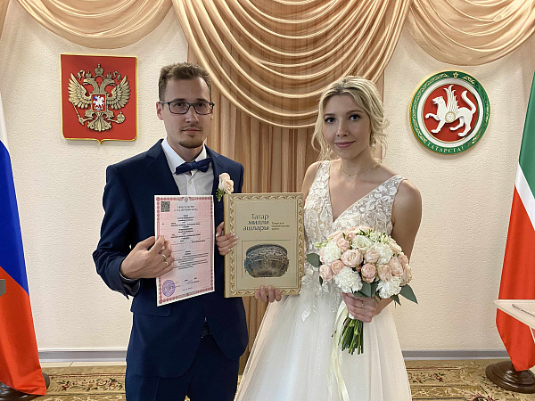 Во Дворце торжеств зарегистрирована тысячная с начала года супружеская пара